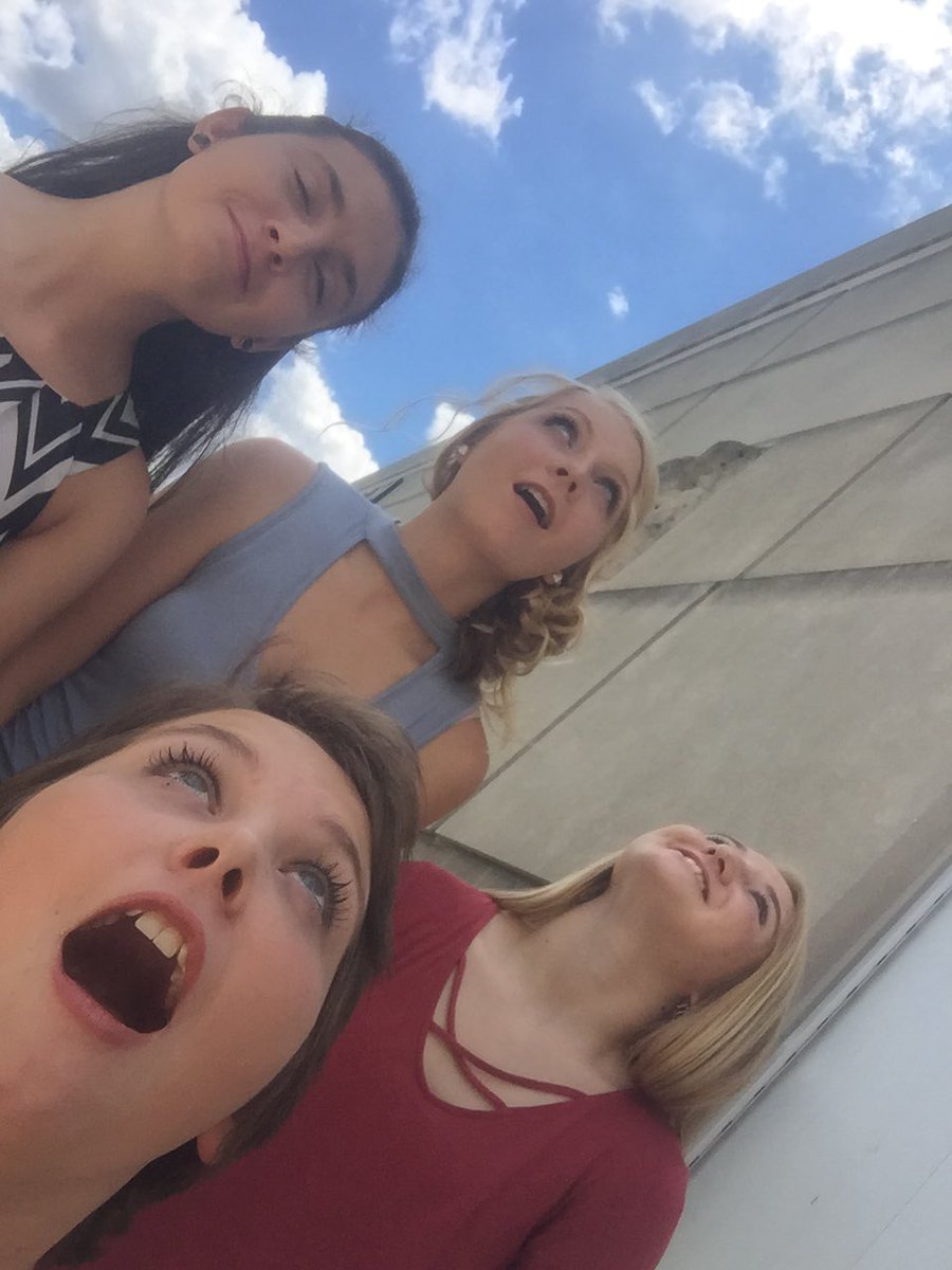 savannahlaraej's tweet photo. Had so much fun with my group!! #beyourword #MJKPhotographyGirls @_smeredith_ @Shelbysipes2019 @DezNorvell @kelsie3111 @MelitaJKelley https://t.co/oLDV1f5LxK