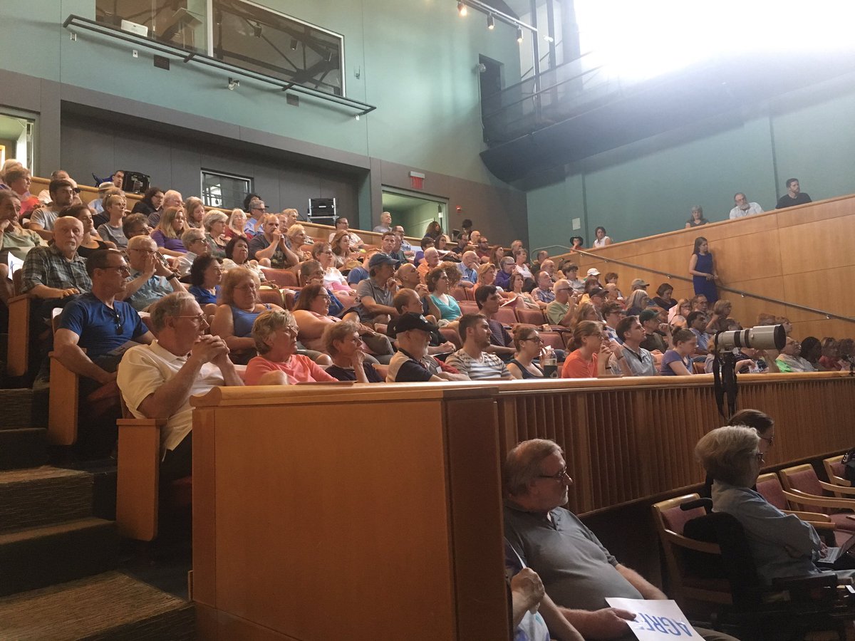 GraceGriffaton's tweet photo. Packed Sen. Bob Casey town hall at Franklin & Marshall College. Attendees have disagree/agree signs. Questions being taken @fox43 https://t.co/vNhsFo61Pl