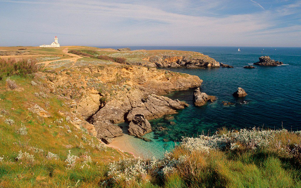 TravelLeisure's tweet photo. Francophiles, it's time to venture beyond Paris. These are the 15 best beaches in France: https://t.co/RM2ENJYbW6 https://t.co/TmdxCAeoT5