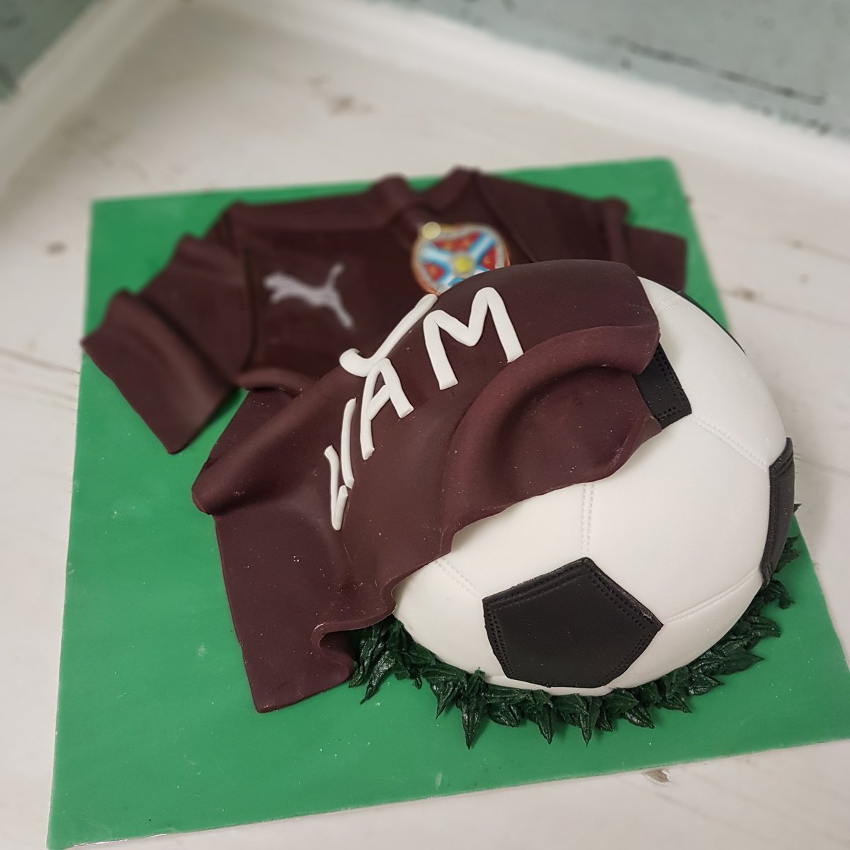 Edincakeparlour's tweet photo. For all the hearts fans! Send us your cake order! @JamTarts #Football #HEARTS #cakesedinburgh #birthdaycakes @Edincakeparlour ⚽⚽🎂👟♥ https://t.co/uARUCxH7Ix