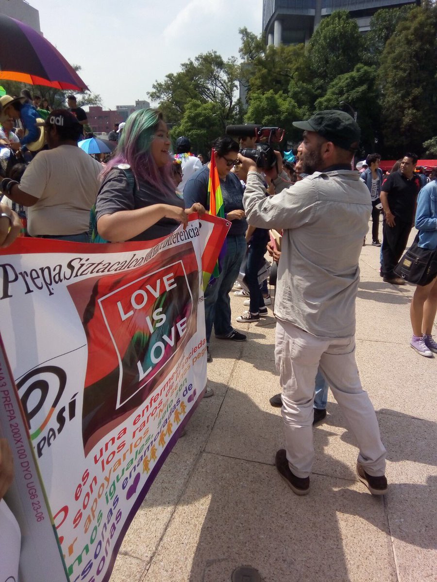 EloyRodrguez6's tweet photo. #PrepaSiIztacalcoNoHaceDiferencias en la marcha #Orgullo2017 #LoveIsLove  
@KarenQuirogaA https://t.co/cZ7b5s62GQ