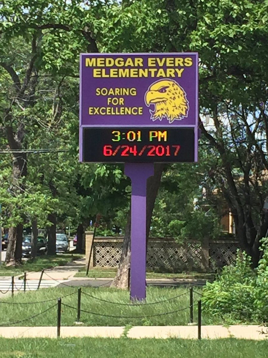 AnthonyDelia22's tweet photo. #Serveathon2017 @ChicagoCares There you go Medger Evers Elementary... Tinley Dream Team delivers https://t.co/Y1VYpbQiDK