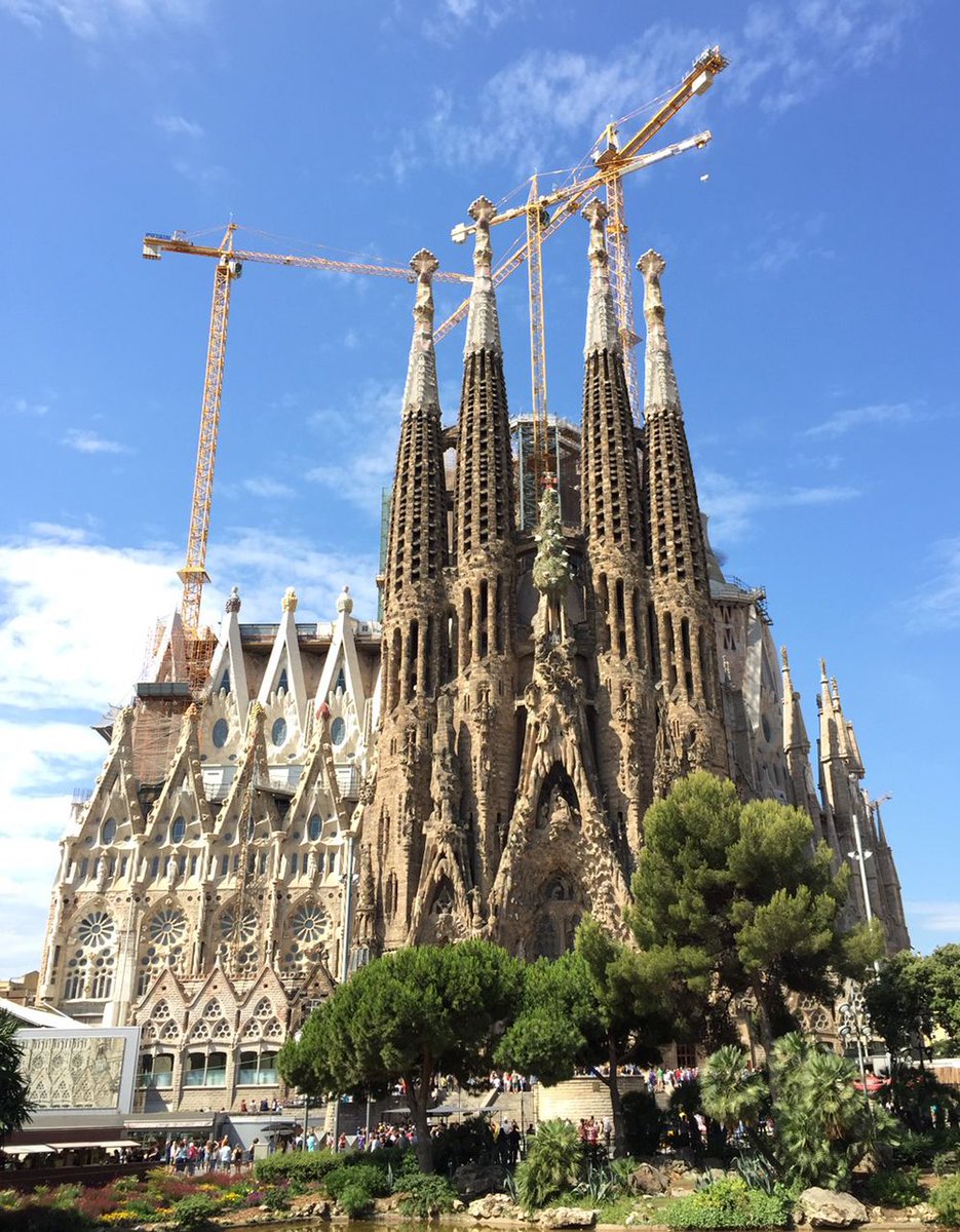 Flymee No Twitter おはようございます 今日はスペインの有名な建築家 アントニオ ガウディの誕生日です あの有名なサグラダ ファミリアは一度は見てみたい建築物です おはようございます Followmejp Instagram T Co Jcko46cbff T Co Izeuwdqxth