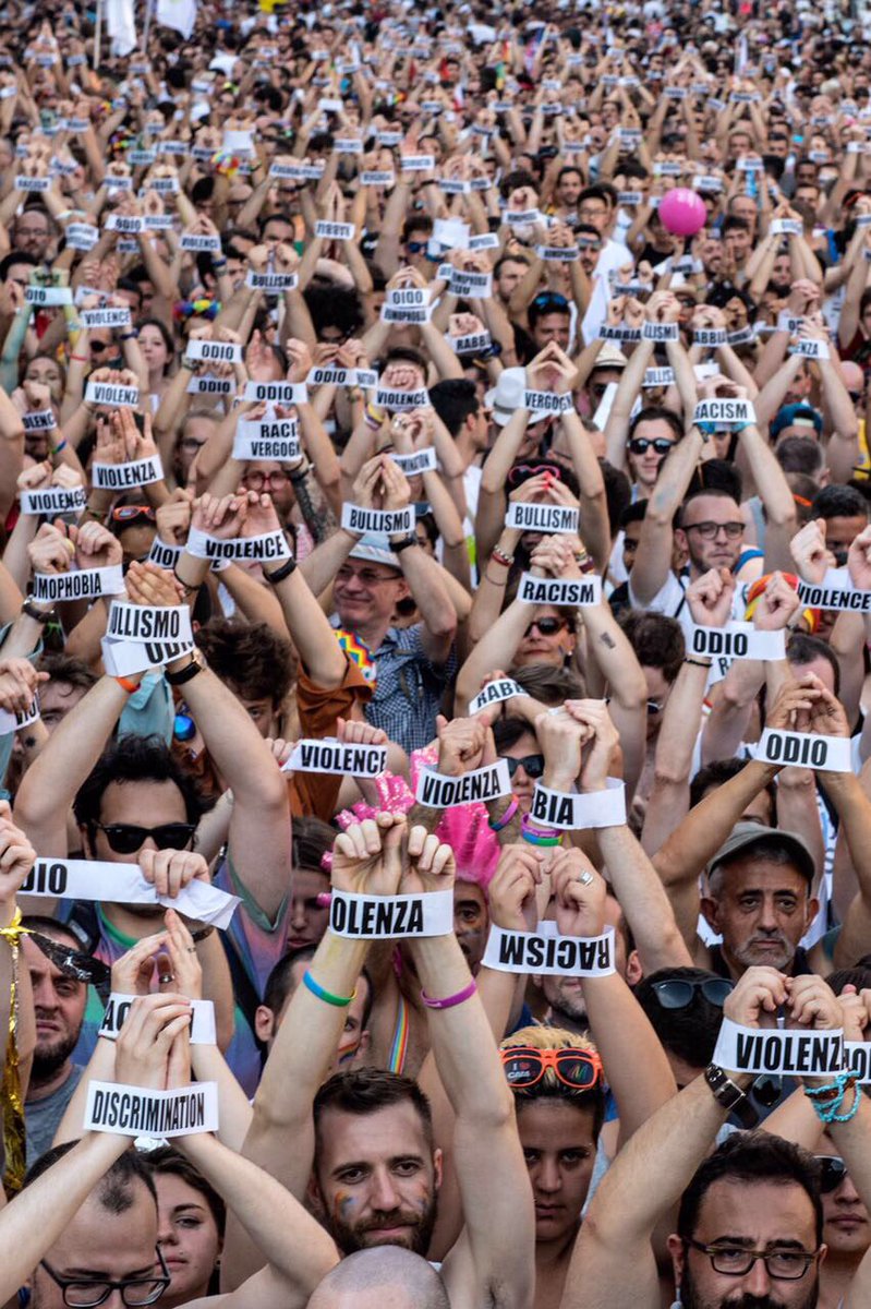 MilanoPride's tweet photo. Abbiamo spezzato le catene dell'odio e della violenza che ci imprigionano. Grazie Angelo Cruciani ❤️🏳️‍🌈 #MilanoPride. #DirittiSenzaConfine https://t.co/DmhQdGrQt2