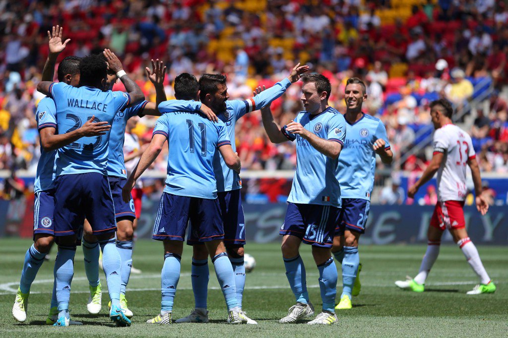 Metro_Soccer's tweet photo. NYCFC Paint Red Bull Arena Blue https://t.co/l2F0Araawn https://t.co/NrxAuL6jnp