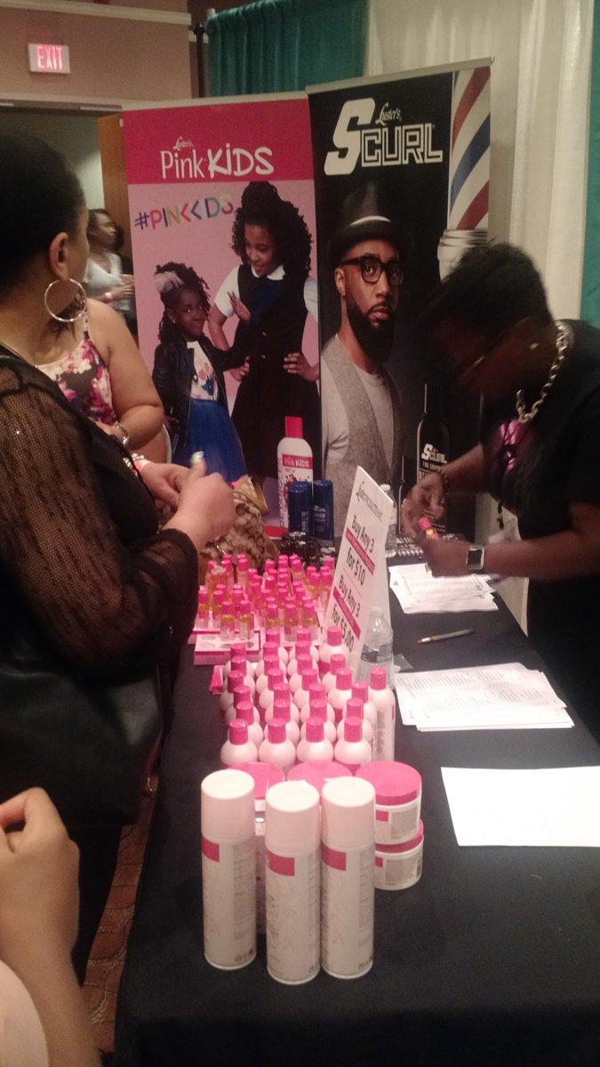 tinkledpink's tweet photo. The @LusterPink_Int booth is PACKED! @PhilNaturalHair @phillystylezine https://t.co/0YWJZ3rBcp