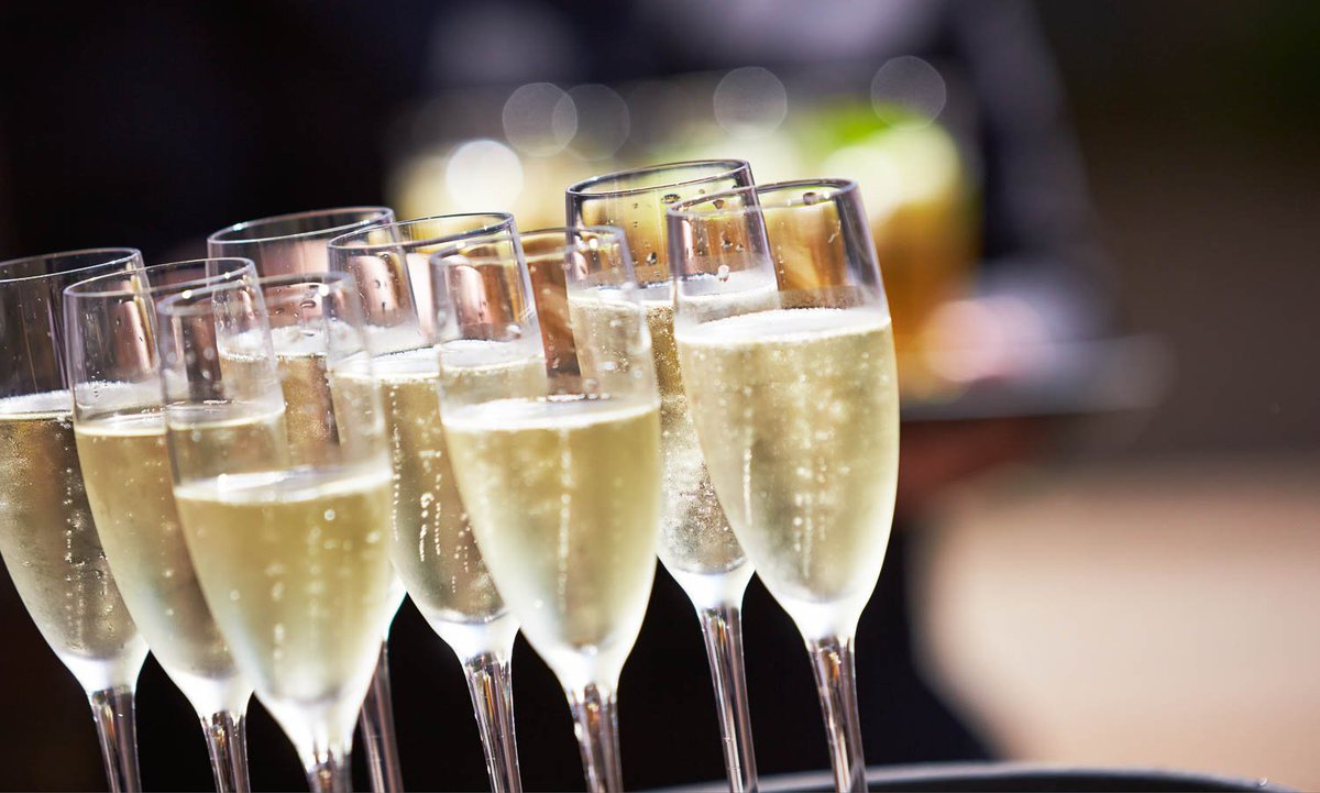 AmathusKnights's tweet photo. #champagneday #bubbleslover #fizz #party #bbq #neverwrong #NicoloParadis @LouisRoederer_ @Moet_UK @Champagne @Krug @TaittingerUSA #BROMPTON https://t.co/40HyIrd7nV
