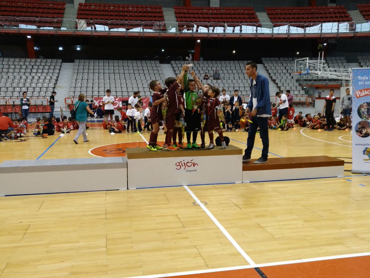 Hoy fue el día de los más pequeños del club nuestros pequeños futlistas de 4 y 5 años recogieron los 🏆🏆 Trofeos de la liga @PSLeagueGijon  ⚽