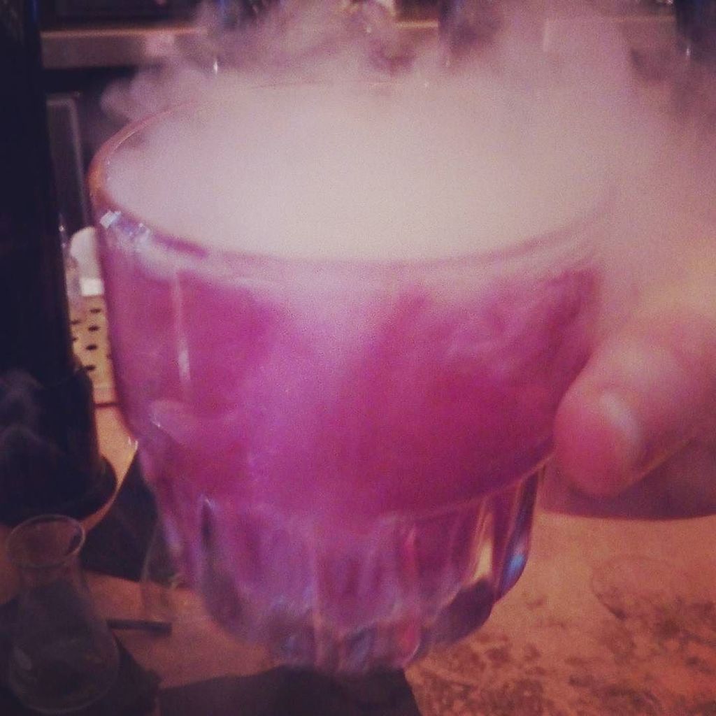 natalieruthlala's tweet photo. Chris' #cocktail #itssmokin' #dryice #amazing https://t.co/3FFVuunG5B https://t.co/3RBf2vZdKI