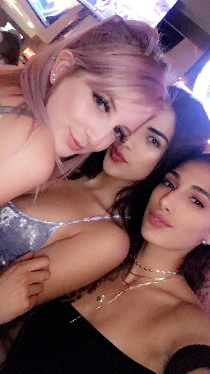 whiteputaaa's tweet photo. I have such cute friends 💗🍻 https://t.co/UKpi6emvyj