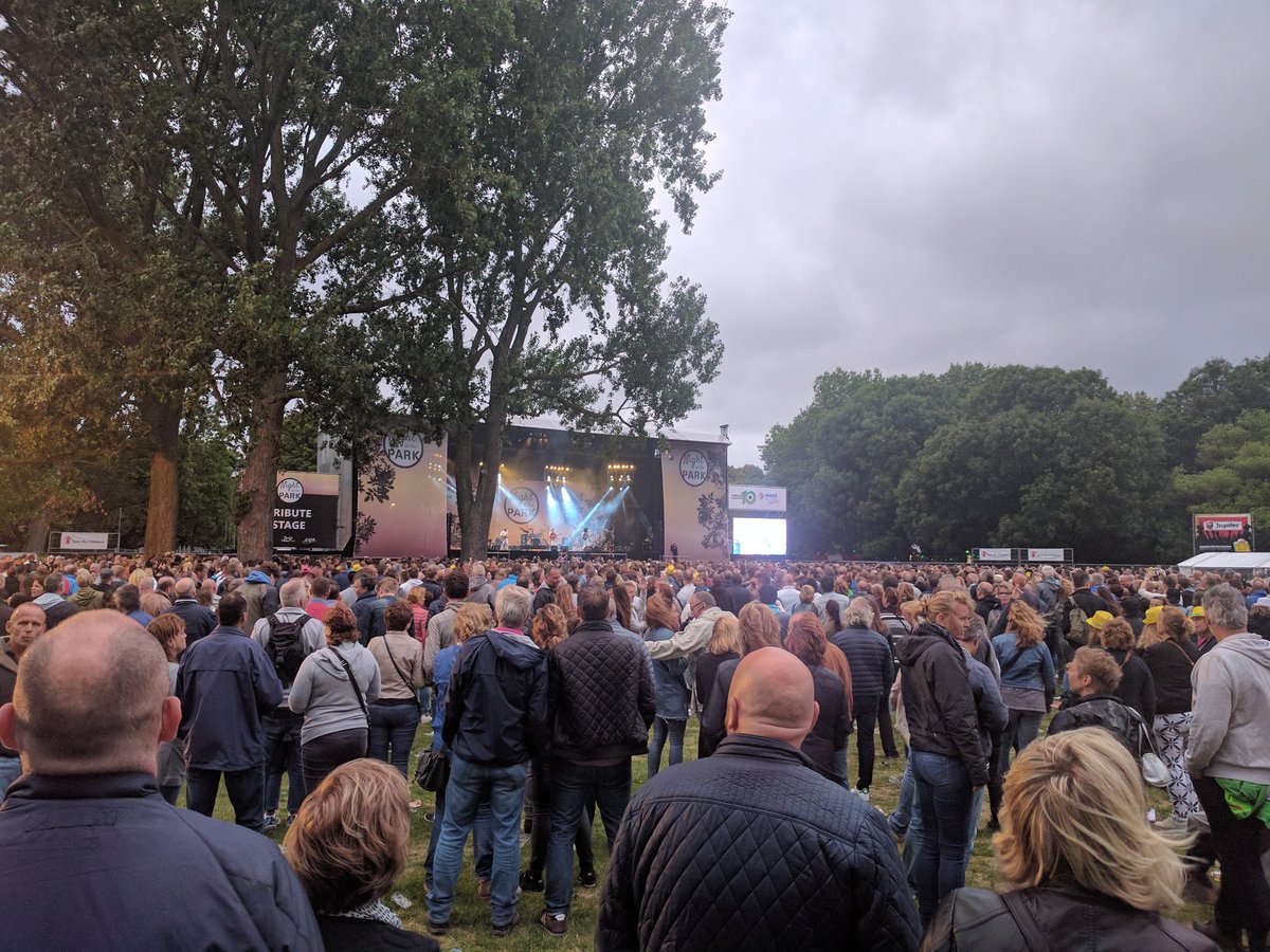 marjan2punt0's tweet photo. Veel publiek bij de Tribute band Queen. Sfeer is super https://t.co/4ovSIPGkwx