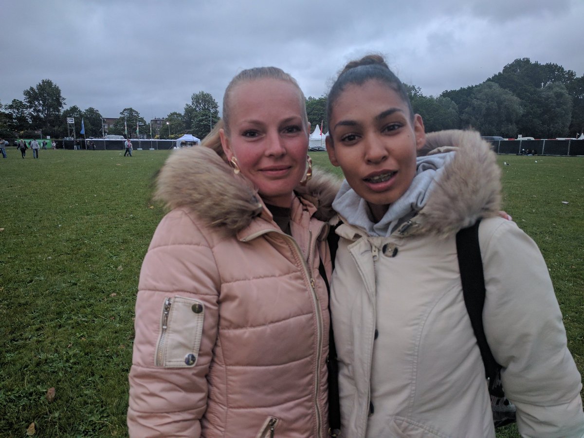 marjan2punt0's tweet photo. Bodine en Sabrina hebben hun winterjas aangetrokken voor UB40 https://t.co/j2DMbV3iKJ