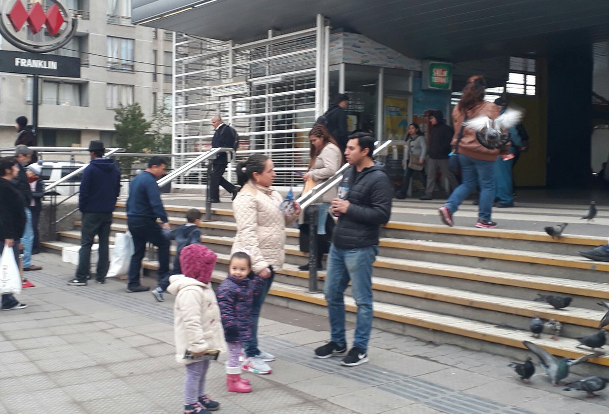 RaulvChile's tweet photo. Sin ninguna persona en el suelo ni haciendose el Vivo con nadie @LosPROgresistas en terreno llevando propuestas D @marcoporchile #Marco2018 https://t.co/tv2B5IAFsV