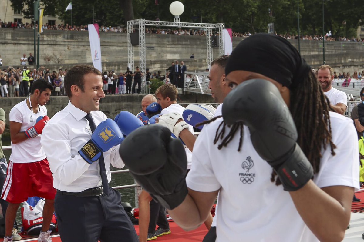 LIVE | Match de boxe avec <a href="/EstelleMossely/">Estelle Mossely</a> aux Journées olympiques.
facebook.com/EmmanuelMacron…