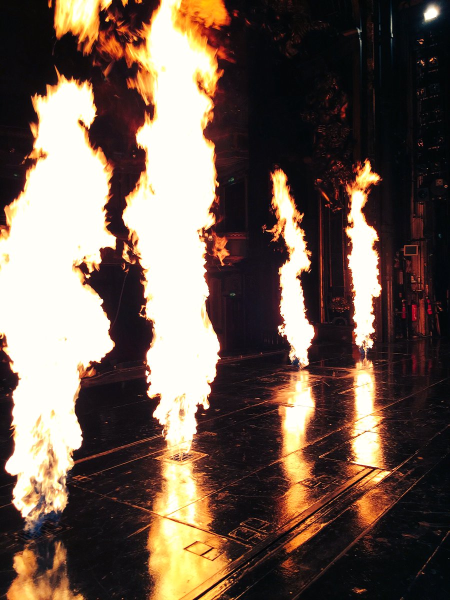 PhantomOpera's tweet photo. We've just fired the flames for the final time this week. Here's what they look like from the wing during a test. #PhantomLX #PhantomLondon https://t.co/Tp7fT5t7tF