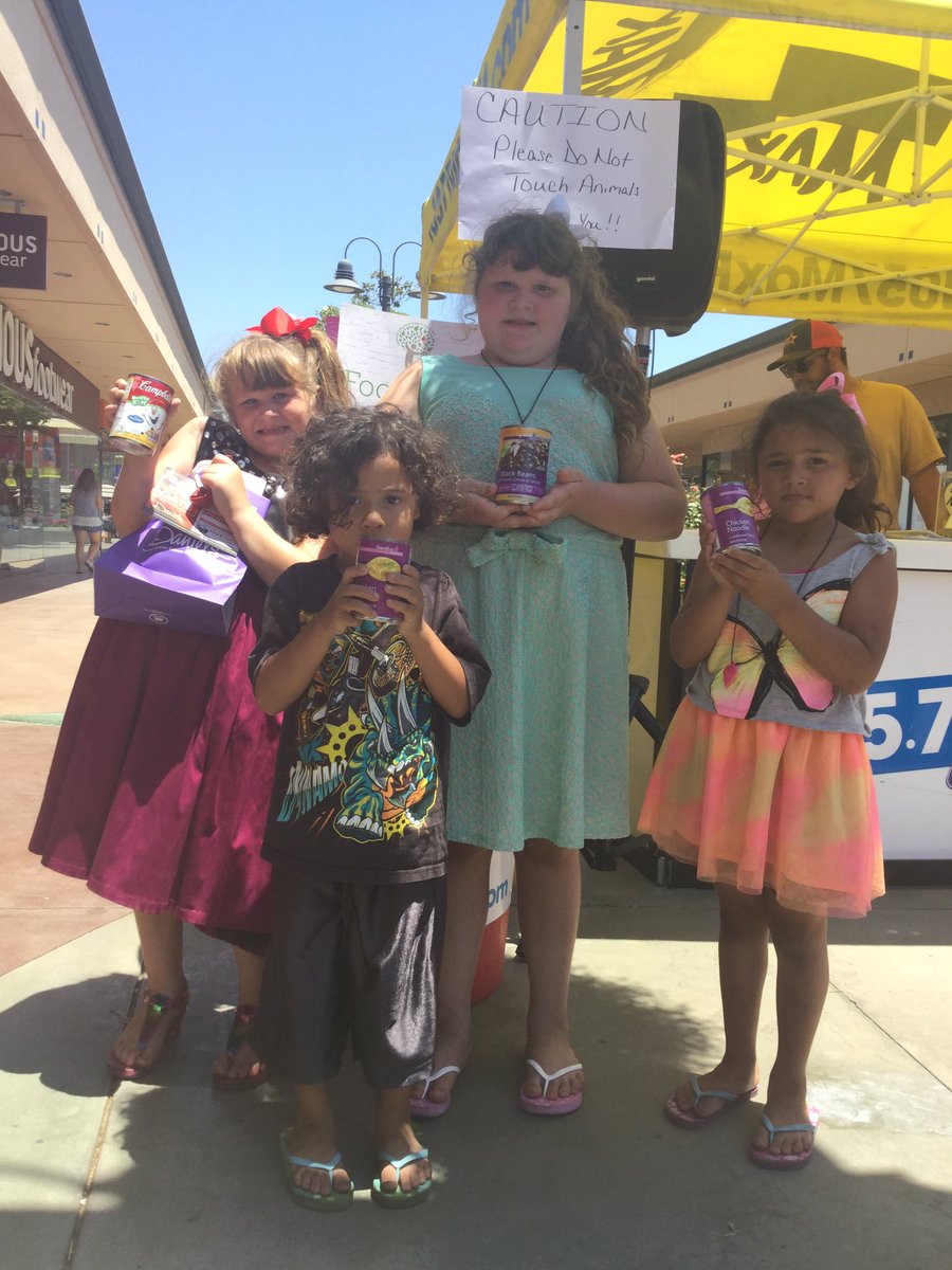 1057MAXFM's tweet photo. More canned goods are being dropped off at the Grossmont Center. #SnakePitChallenge #SanDiegoFoodBank https://t.co/Lu8BGpJXYZ