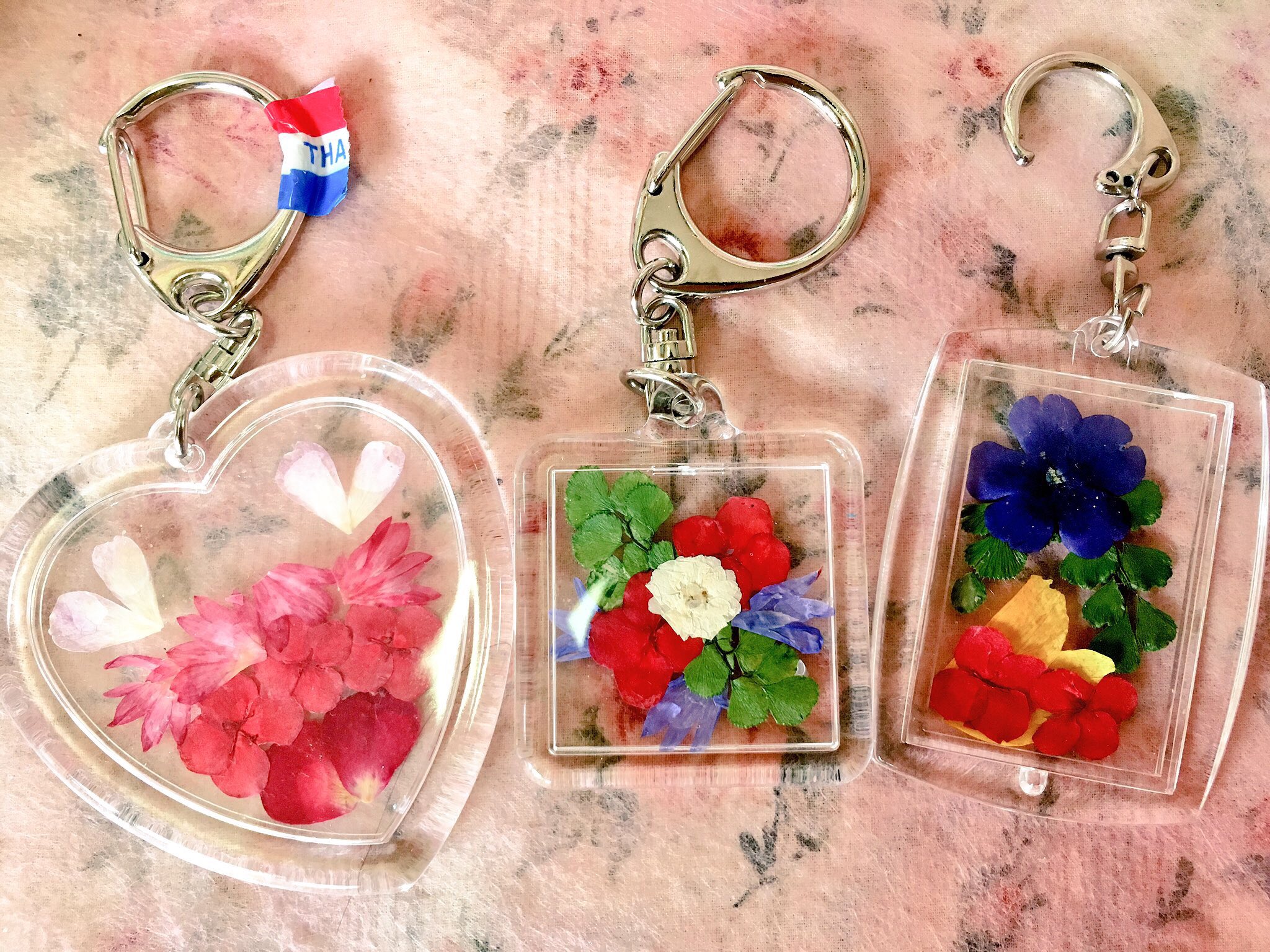 牧歌の里 体験工房 スタッフ V Tvittere 押し花キーホルダー作り こちらは 体験 工房のなかでも いちばんお手軽に 短い時間で つくることができる体験です おひとつ6円 約分でかわいいキーホルダーが作れますよ 牧歌の里 体験工房 スタッフ V Tvittere 押し花キーホルダー作り こちらは 体験 工房のなかでも いちばんお手軽に 短い時間で つくることができる体験です おひとつ6円 約分でかわいいキーホルダーが作れますよ