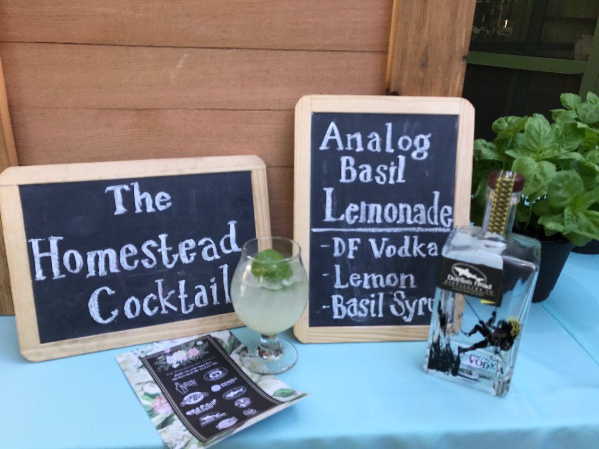 dogfishbeer's tweet photo. Happy to support the #Rehoboth Art League at their Garden Party on this beautiful evening! 🍋🍹 #DogfishSpirits https://t.co/kd02a4h0rU