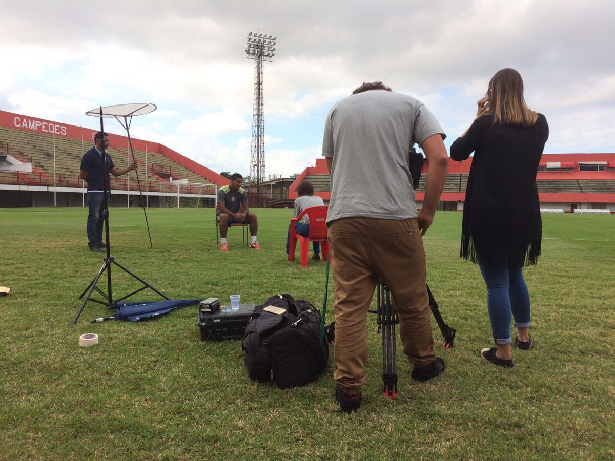AmericaRJ's tweet photo. Gravação com nossos jogadores para uma reportagem com vários atletas, de várias modalidades, que será apresentada por Carol Barcellos. 👏🔴⚪️ https://t.co/A7jAVvscam