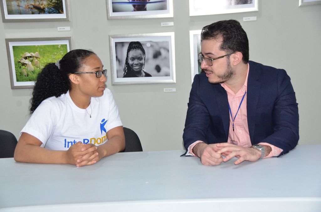 InteRDom's tweet image. Luiz Brugal, representative of American Chamber of Commerce advising a #Summer2017 #InteRDom #intern.
