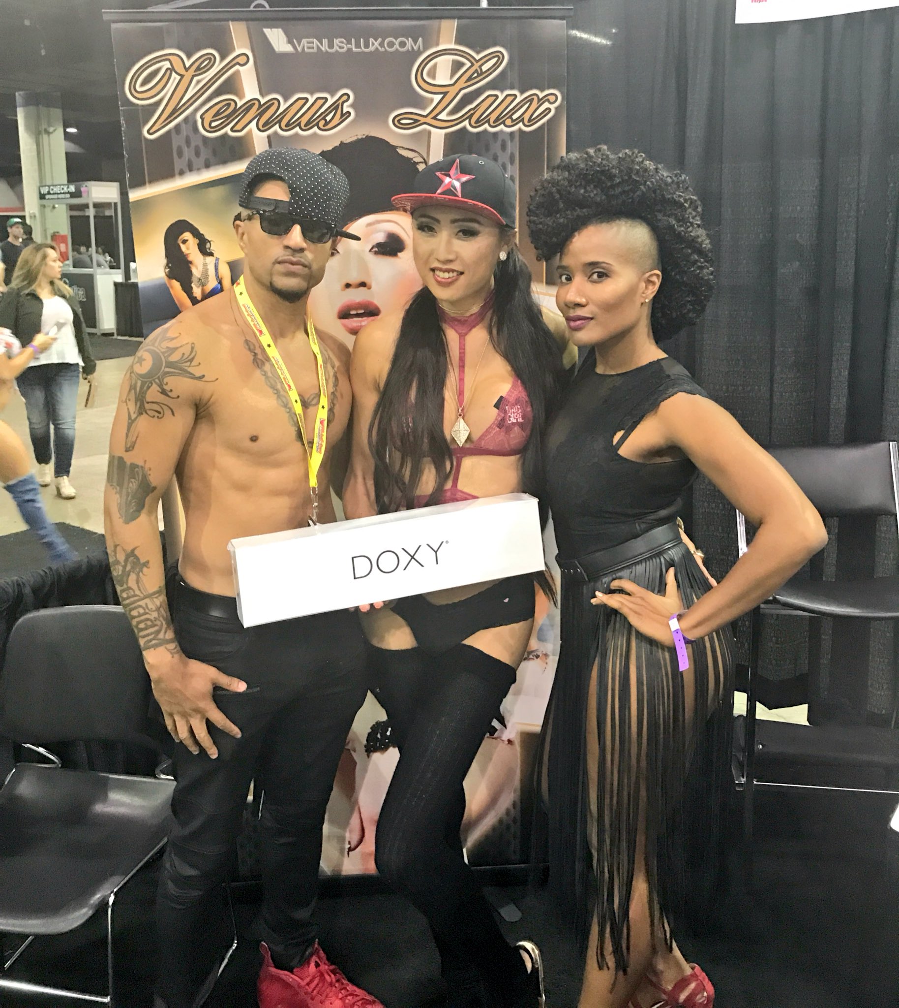 Gifting the beautiful @VenusLux a @Doxy Massager because she's dope! @EXXXOTICA https://t.co/FiX8oYI