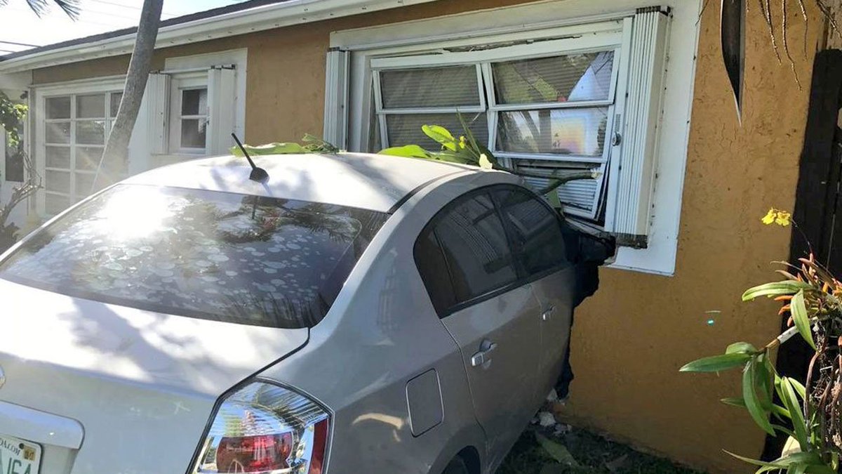 Driver crashes into house in #DeerfieldBeach bit.ly/2sOplkG https://t.co/wWv0MAFujL