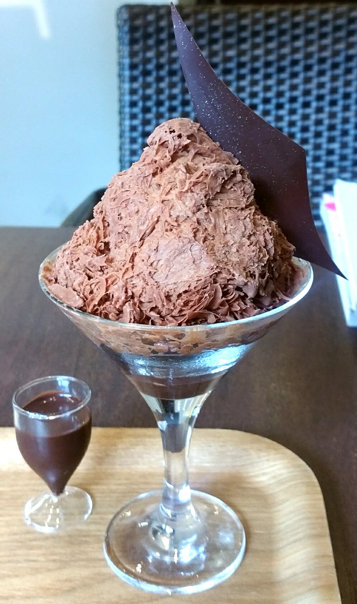 蜜夜 吉祥寺のプレスキルショコラトリーでグラニテ ドゥー ショコラ Bean To Barチョコレート専門店の夏限定の濃厚なチョコレート氷 日本のかき氷と違って冷ためで ジェラートのような口当たりなのでカクテルグラスで丁度良い 二つのオブジェもチョコ