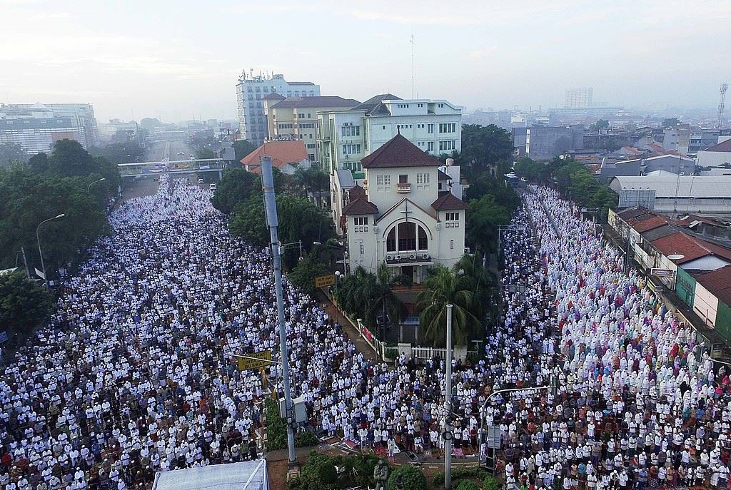 MuhammadSmiry's tweet photo. Eid prayer from  Jakarta, Indonesian.

#EidMubarak https://t.co/n8n92R6rFM