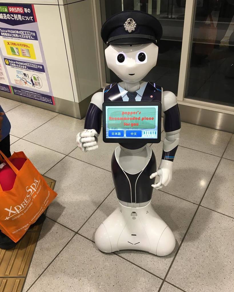 desafio6's tweet photo. We were greeted by this charming fellow at #hanedaairport #tokyo #japan #robot #robotsofjapan https://t.co/t4B1fSNPGK https://t.co/uUAjJaO7Q0