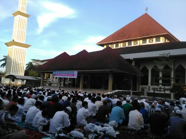 radio_tru6's tweet photo. Pelaksanaan sholat Ied di halaman Masjid Sabilul Muttaqien Bumi Patra. https://t.co/Z3FVOBeTVg