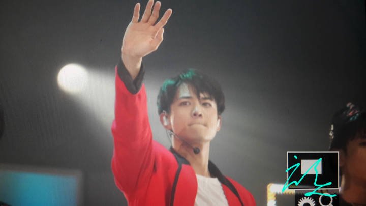 Minhomes1209's tweet photo. [preview]SHINee World V in BKK #minho #민호 https://t.co/5BS57utuRq