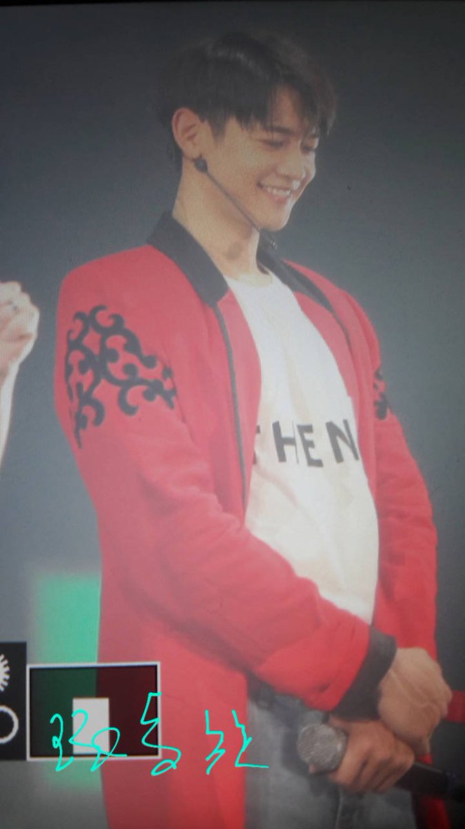 Minhomes1209's tweet photo. [preview]SHINee World V in BKK #minho #민호 https://t.co/5BS57utuRq