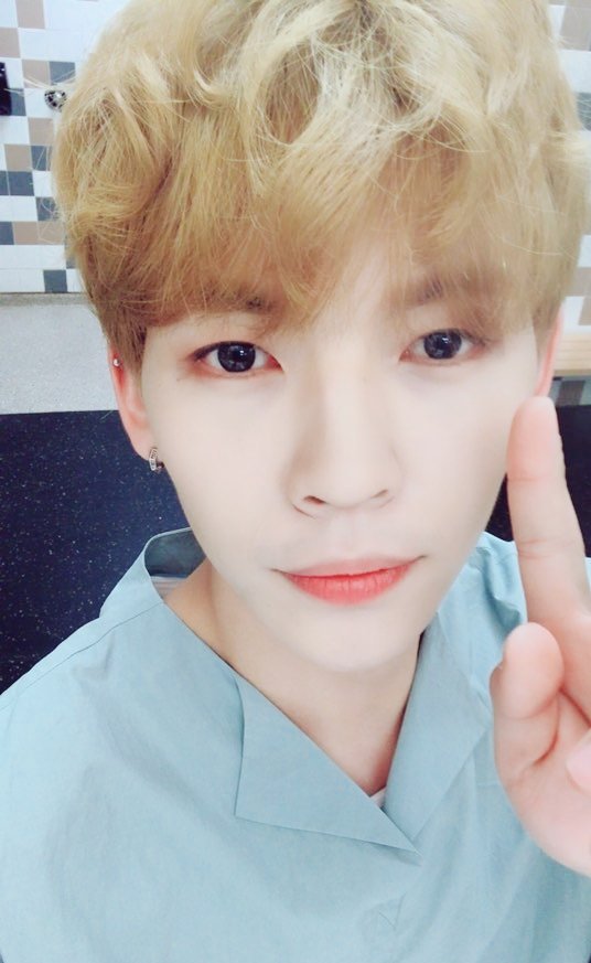 UP10TION's tweet photo. [#쿤] 엄청 더운 날씨예요 더위 조심! #KCON17NY #KCON https://t.co/vIFEVFyO97