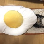 これは絶品!？目玉焼きクッションを使ってサンドイッチづくり!