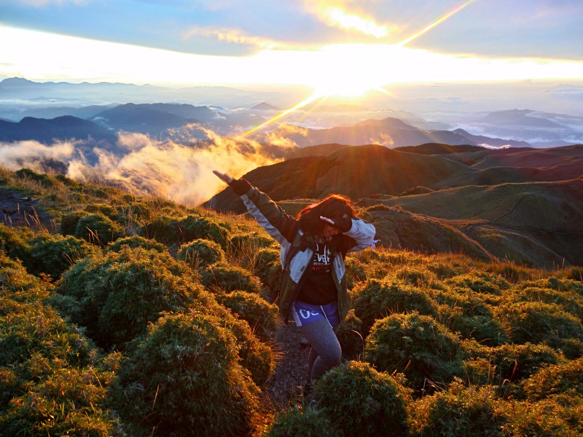 JosahCarla's tweet photo. Finally! Sea Of Clouds!! 🌤🌤🌤🌤
#MtPulag #MajorClimb #2922MetersAboveSeaLevel https://t.co/yXpTA0qxF2