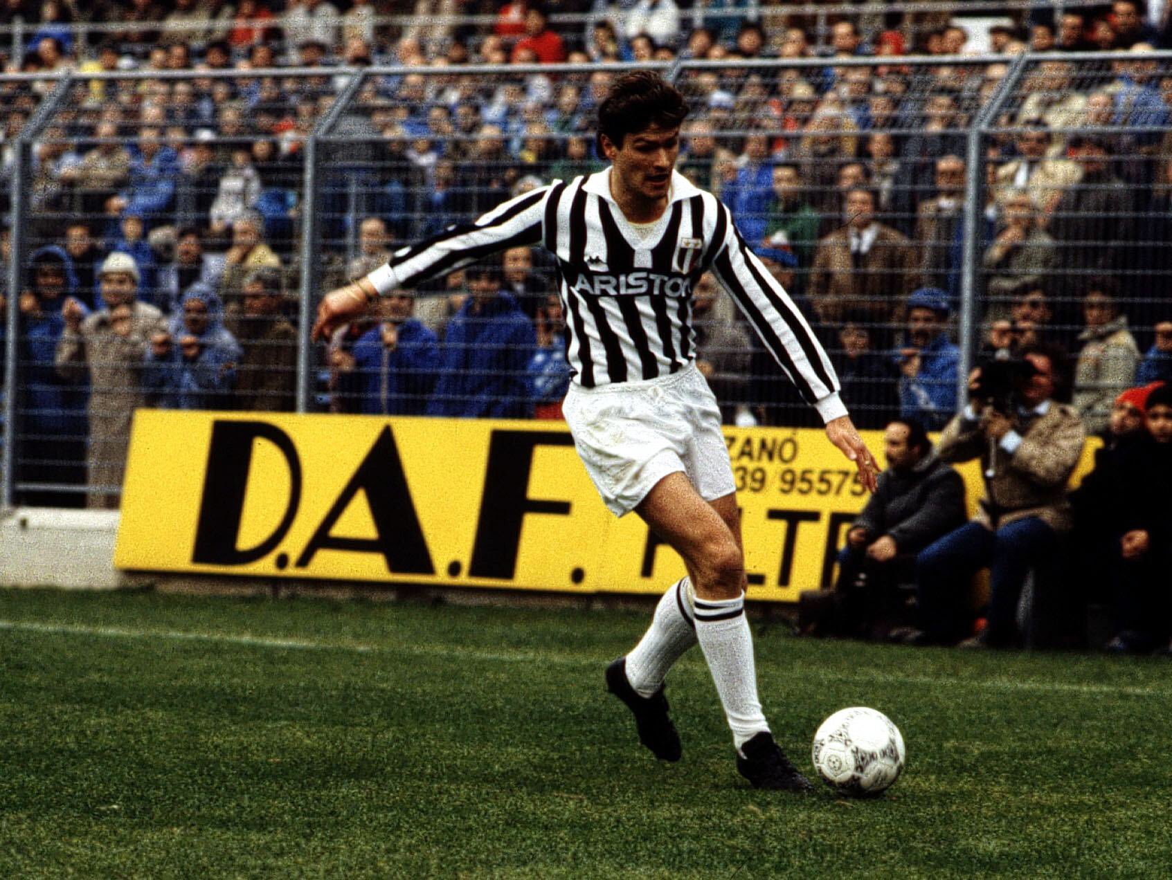 Happy birthday to former Juventus striker Aldo Serena, who turns 57 today.

Games: 71
Goals: 36 : 2 