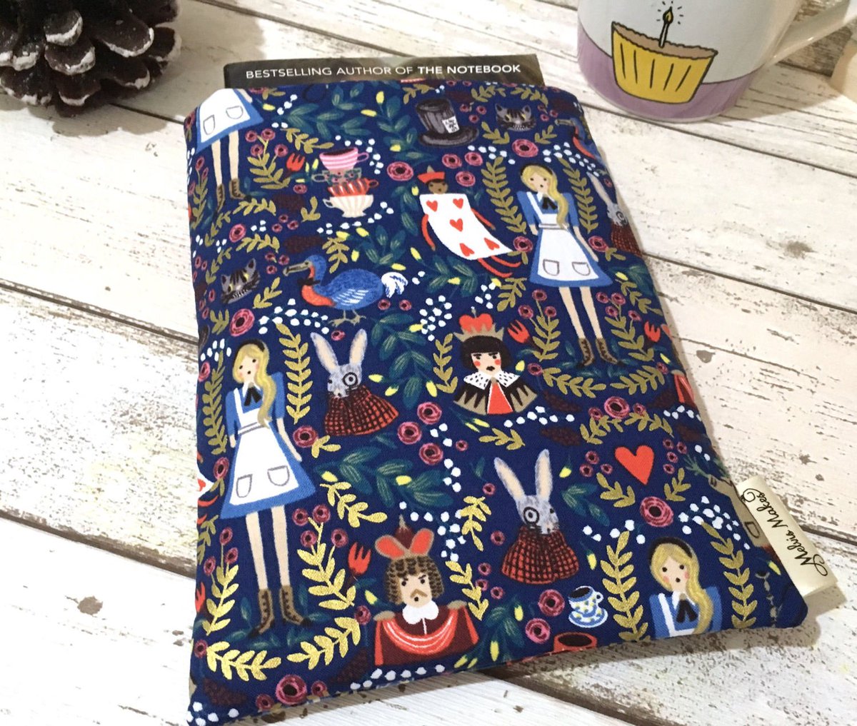 MelvisMakes's tweet photo. Metallic Alice Book Buddy®, Custom Size Book Sleeve, Book Gift fo… https://t.co/Q6XxBAvyFr #Etsy #PaperbackProtector https://t.co/PHswJgS12a