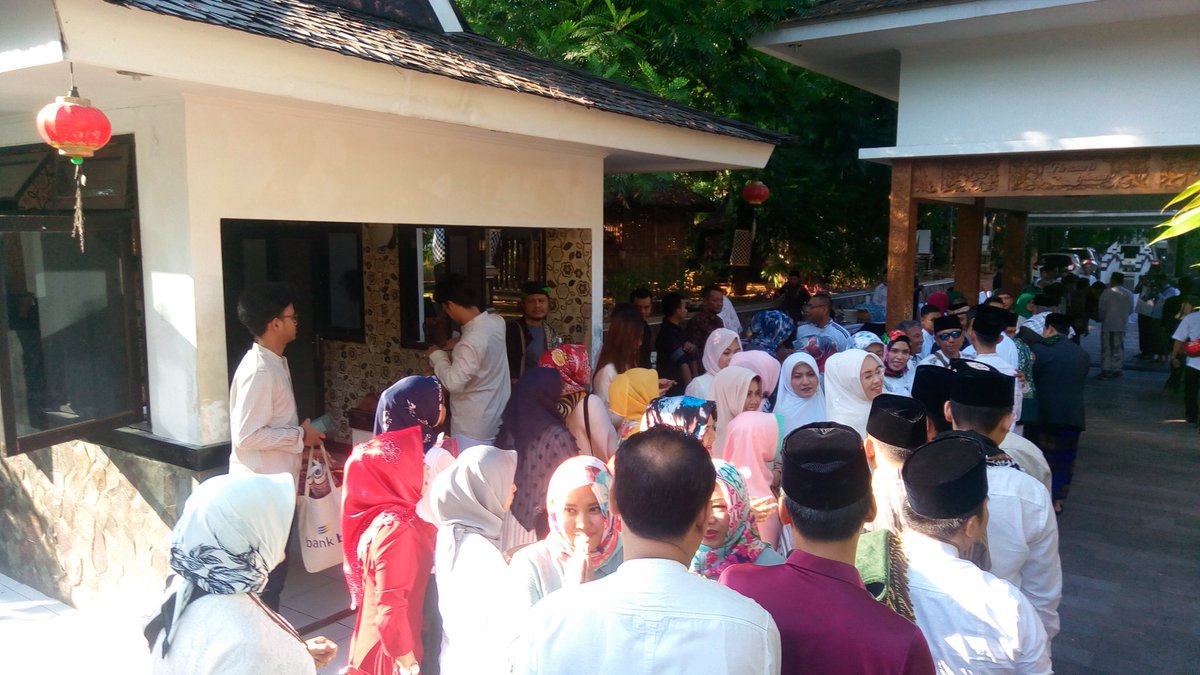 DiskominfoPWK's tweet photo. Suasana Idul Fitri di Rumah Dinas Bupati Purwakarta Kang @DediMulyadi71 https://t.co/G4rA0RGawN