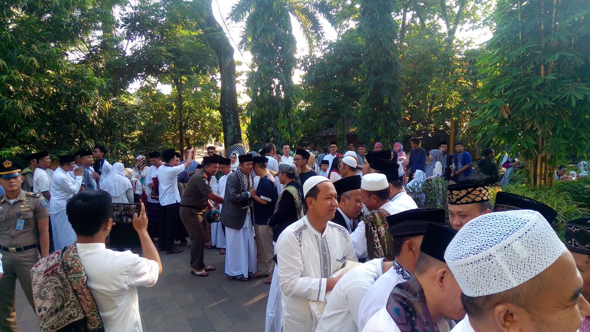 DiskominfoPWK's tweet photo. Suasana Idul Fitri di Rumah Dinas Bupati Purwakarta Kang @DediMulyadi71 https://t.co/G4rA0RGawN
