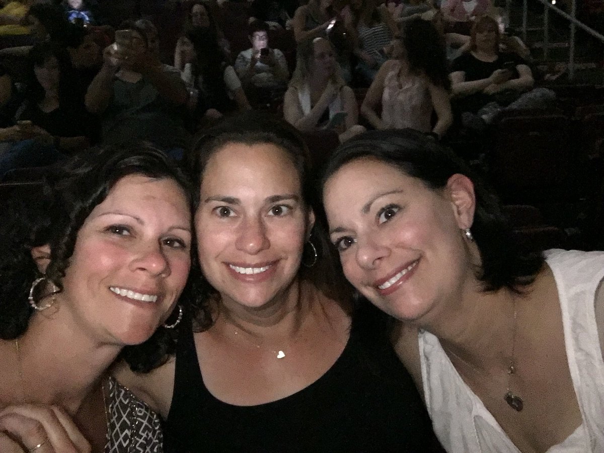 Ucbears01's tweet photo. #thankful4philly #NKOTB https://t.co/Osl9a9Adbl
