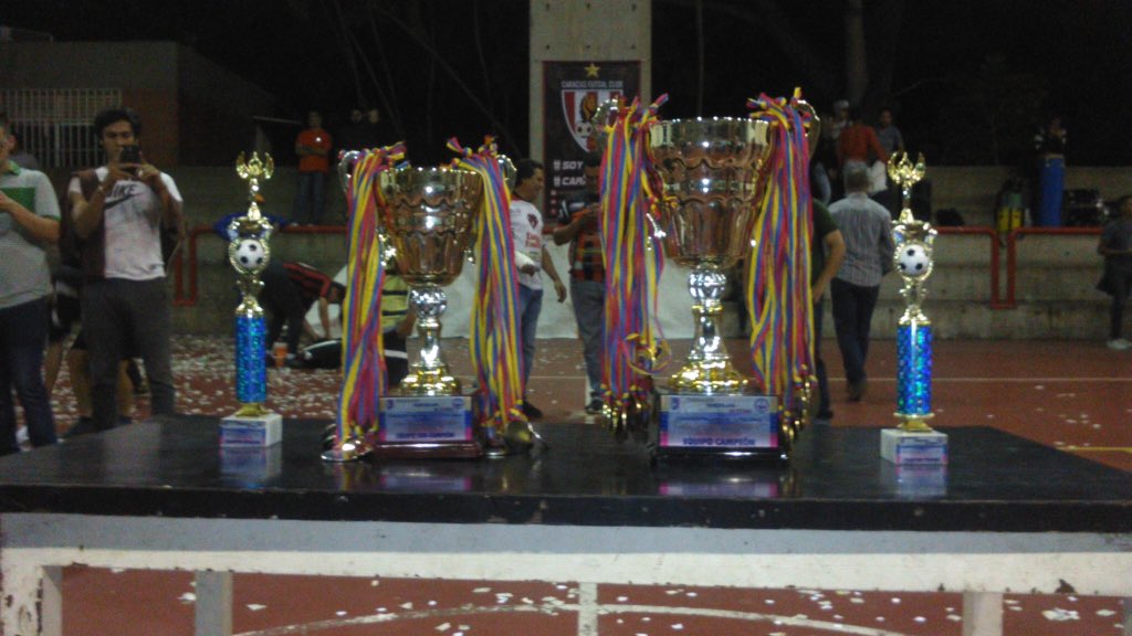 PortuguesaFSC's tweet photo. #LNFSV: En minutos, estaremos levantando el trofeo de campeones del #Apertura2017 

#VamosPFSC🔴⚫️ https://t.co/LhKVtUQQ6h