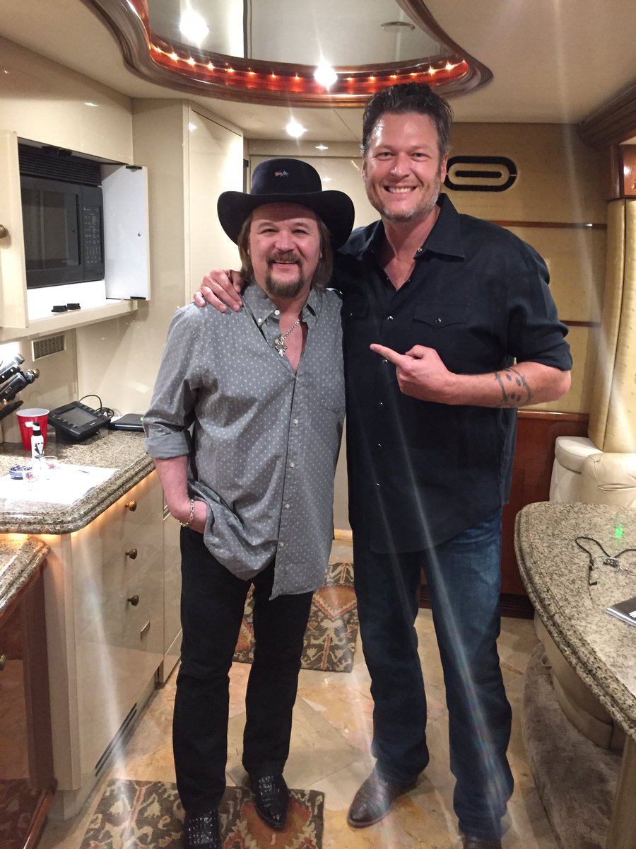 TravisTritt's tweet photo. Always great to see my buddy @blakeshelton with me and my son, Tristan! https://t.co/h8KSs0RRbD