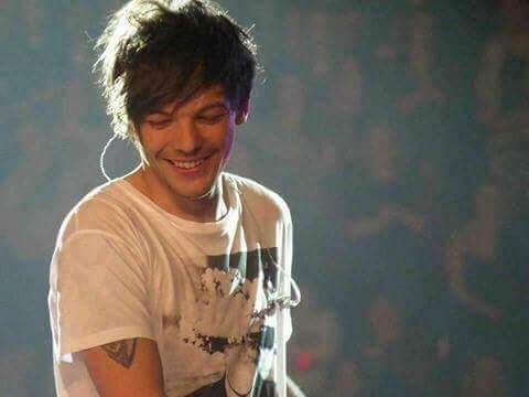 er_blurryface's tweet photo. daría mi vida entera porque louis vea lo hermoso y talentoso que es #louisweloveyou https://t.co/ARe35fepbd