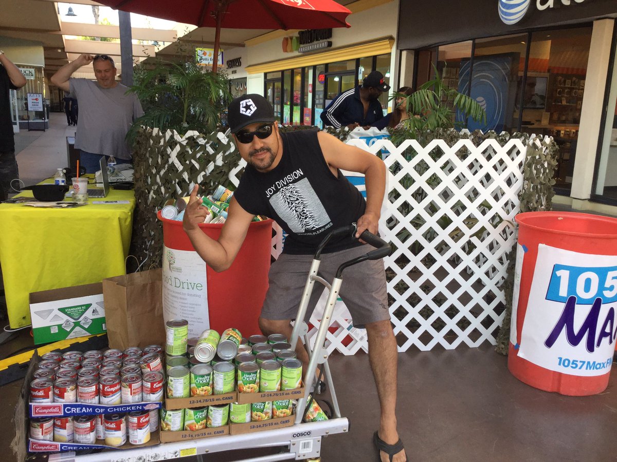 1057MAXFM's tweet photo. Another guy delivered 100+ canned goods to Cha Cha #SnakePitChallenge https://t.co/1PBBHTeHEn