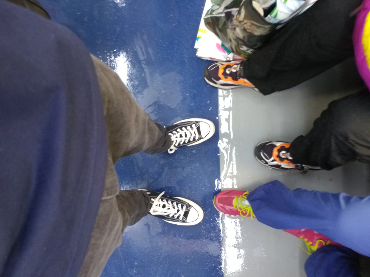 와 지하철 짱 싫어 물바다에다가 누가 짐칸에 물범벅인 우산을 올려놔서 그 밑에 앉으니까 머리 위로 물 떨어짐