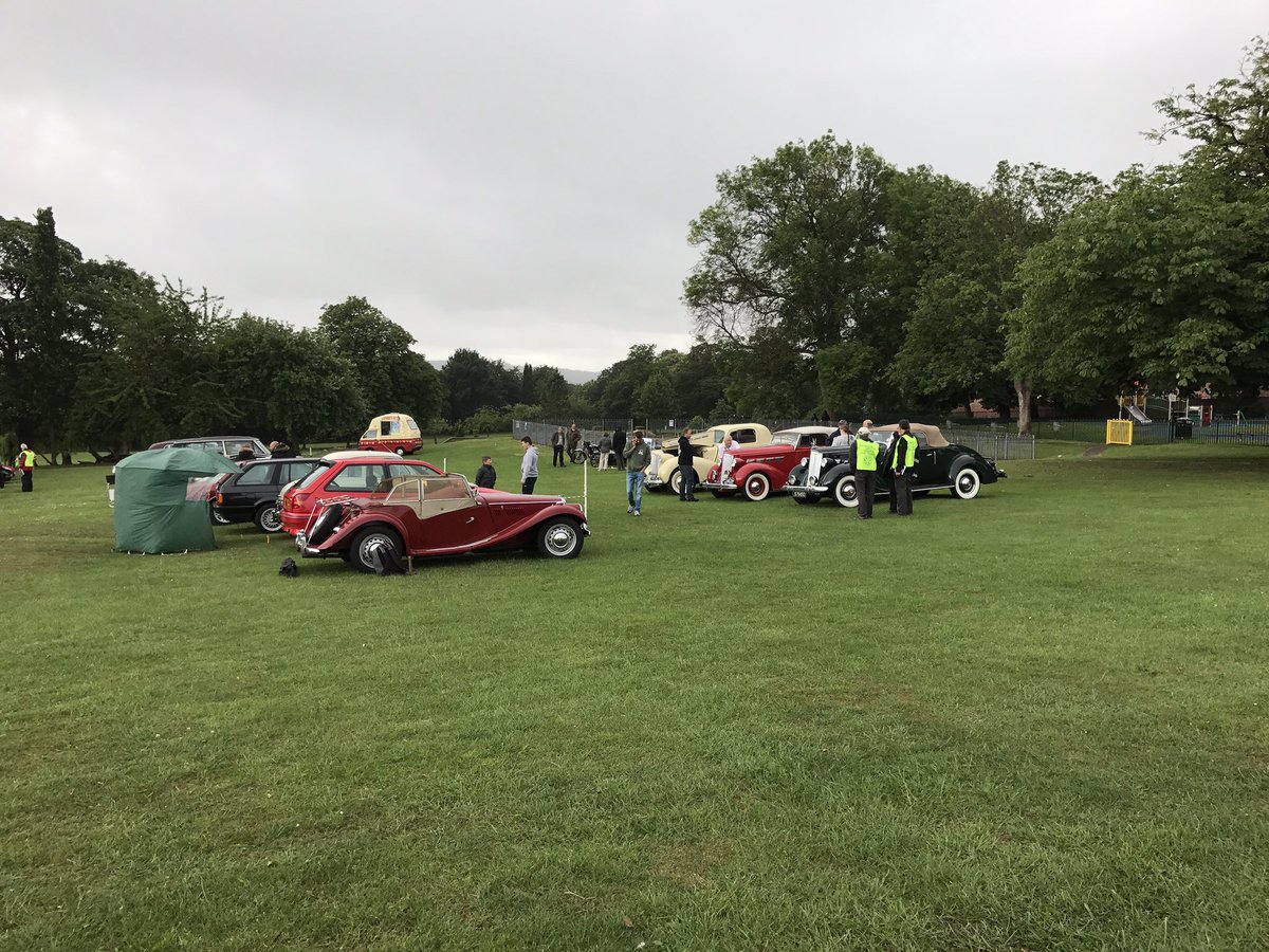 Some of the classic cars starting to arrive #horburyshow