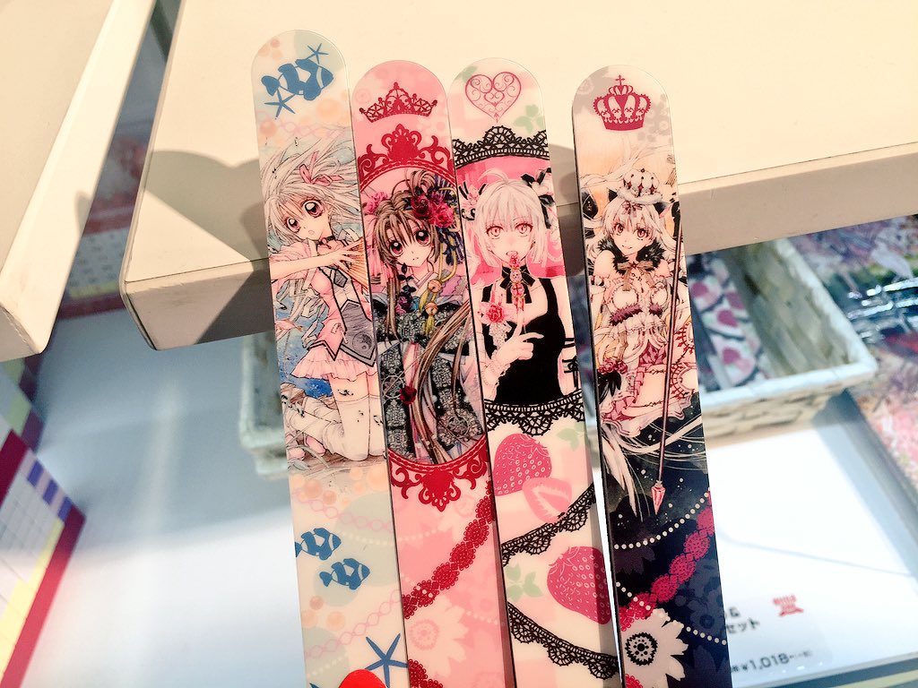 見てください…ジゼルちゃんのグッズもあります…✨
今回はコミックスも置いていただいてます。前回友達のつきそいで来て、その後初めて作品を読んでくださった方が今日のサイン会に来てくださって、原画展から知ってくださる方もいるんだ…!と感…