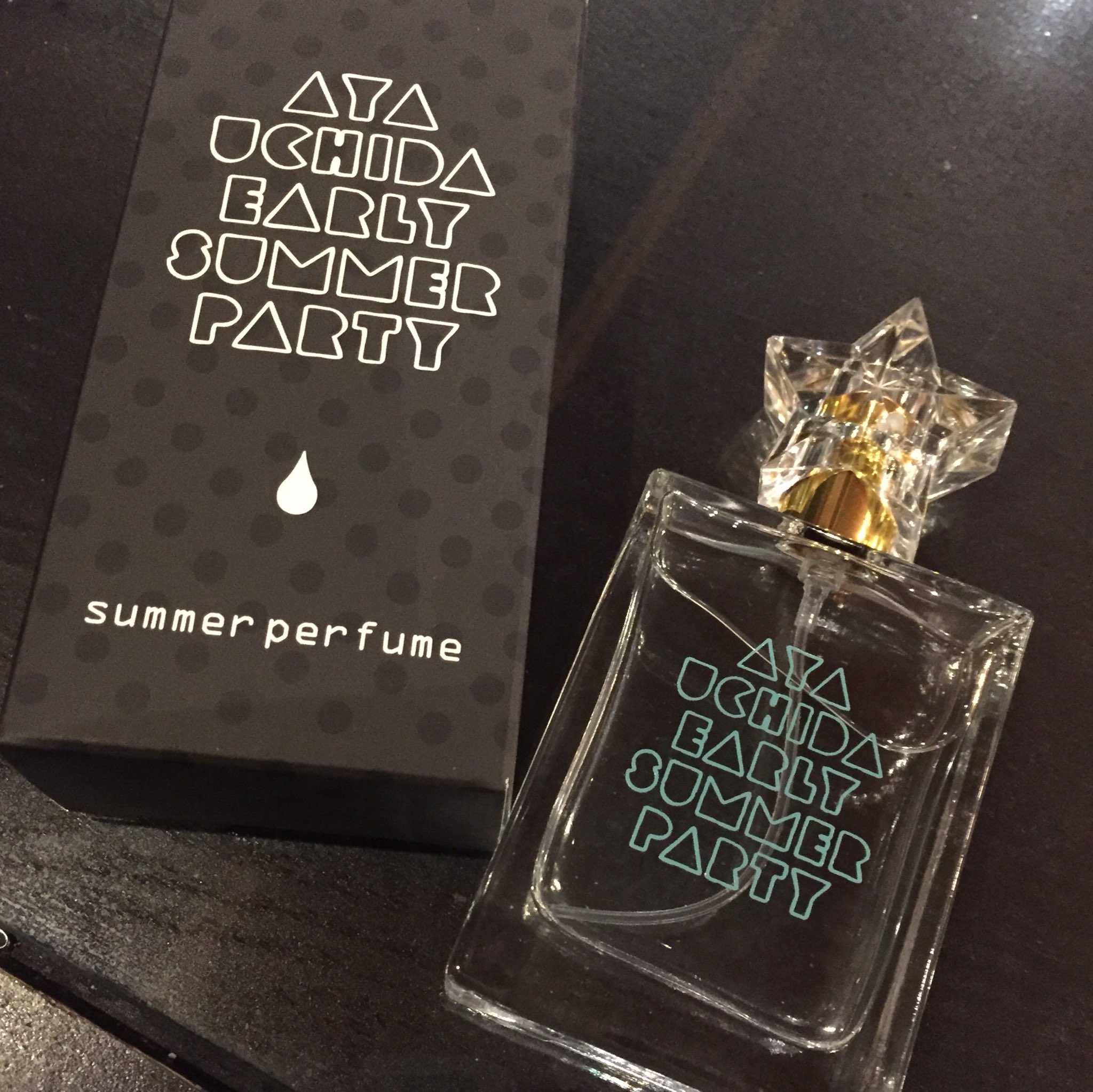 内田彩 グッズにオリジナルフレグランスがあるんだけど 初夏らしい爽やかな香りにしたよ 今日は雨でジメジメだから爽やかにリフレッシュ出来る匂い フレグランスペーパーもオマケで付いてるから 身体に付けなくてもお部屋とかで香りを楽しめるよ