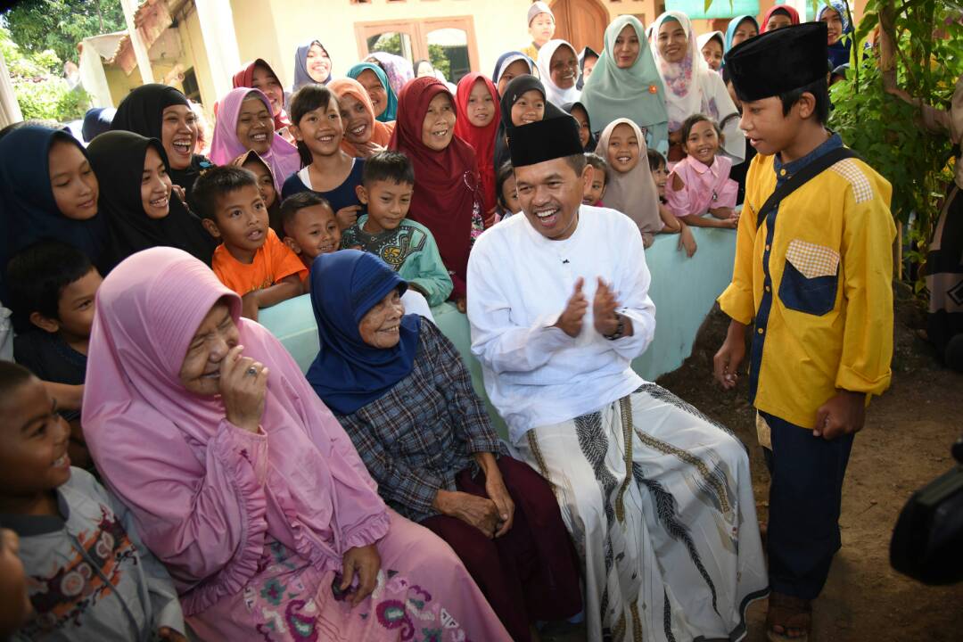 DediMulyadi71's tweet photo. Open House di rumah warga, bahagia di Hari Kemenangan dengan spirit kesederhanaan dan kebersamaan,  #iedMubarak https://t.co/aBMMurlQi3