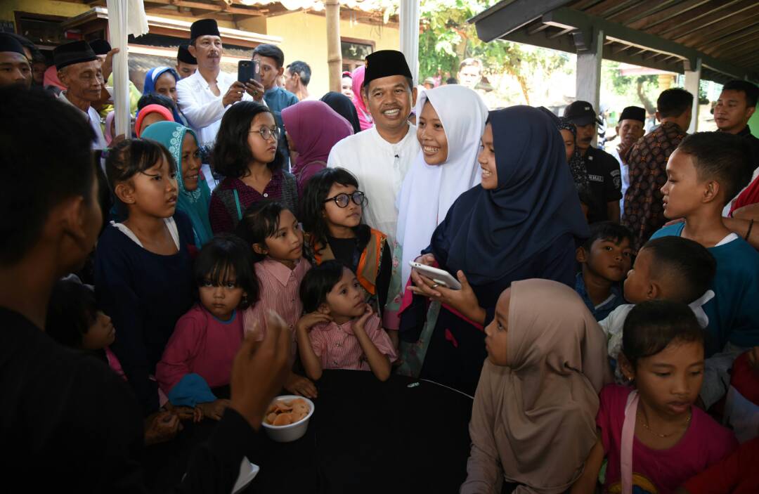 DediMulyadi71's tweet photo. Open House di rumah warga, bahagia di Hari Kemenangan dengan spirit kesederhanaan dan kebersamaan,  #iedMubarak https://t.co/aBMMurlQi3